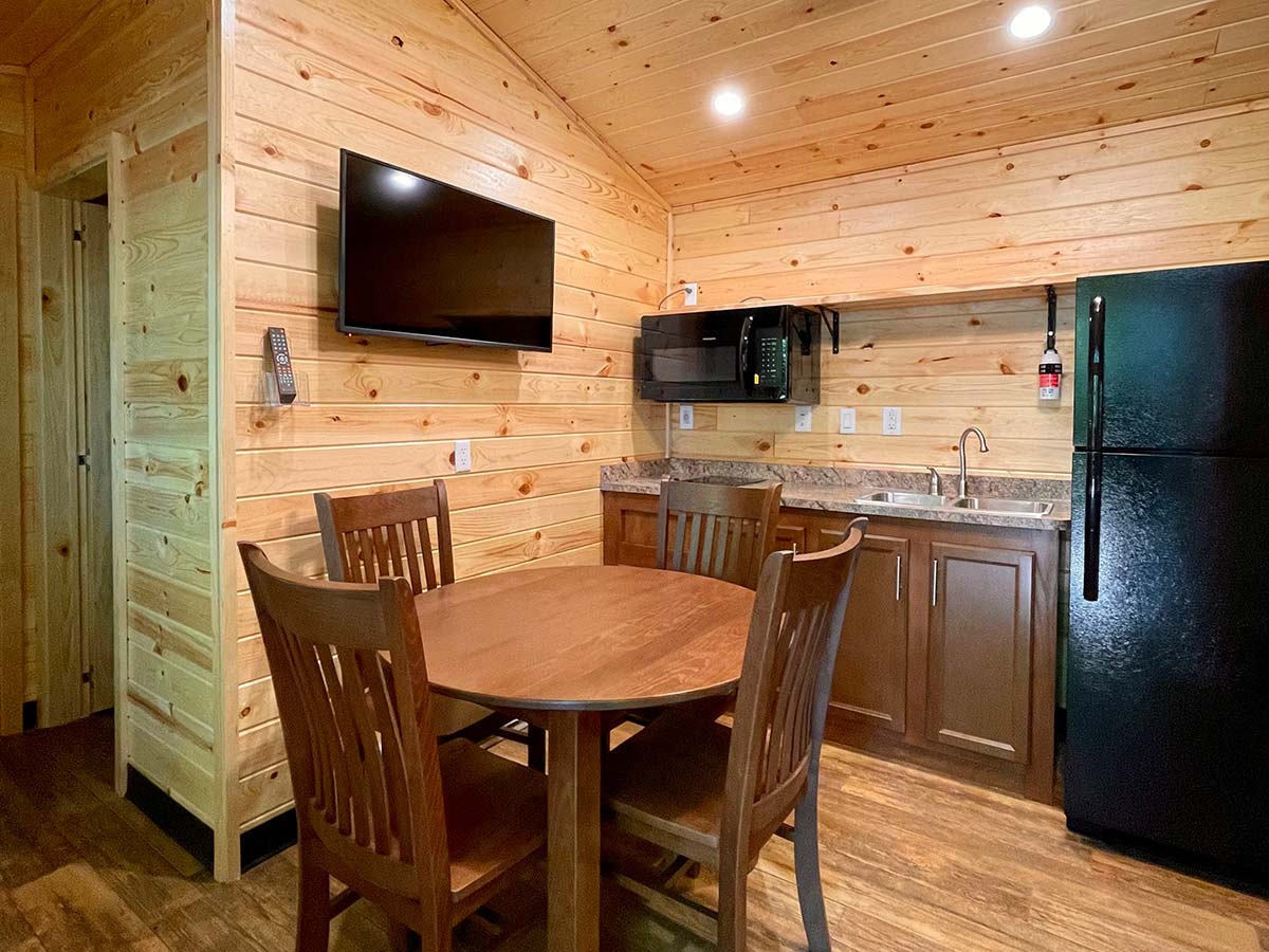 Deluxe Cabin kitchen and dining area